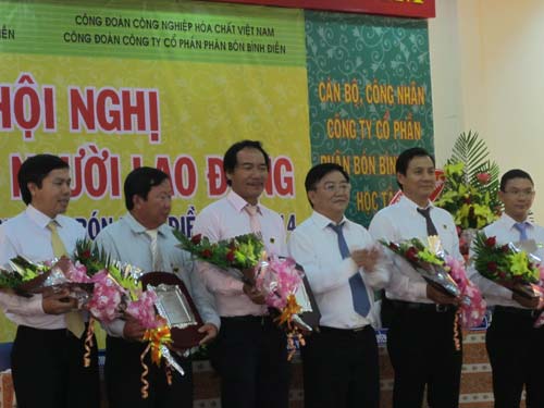 Ông Nguyễn Anh Dũng (thứ 3 từ phải qua) - Chủ tịch Hội đồng thành viên Tập đoàn HCVN trao Bằng khen cho Lãnh đạo Cty CP phân bón Bình Điền