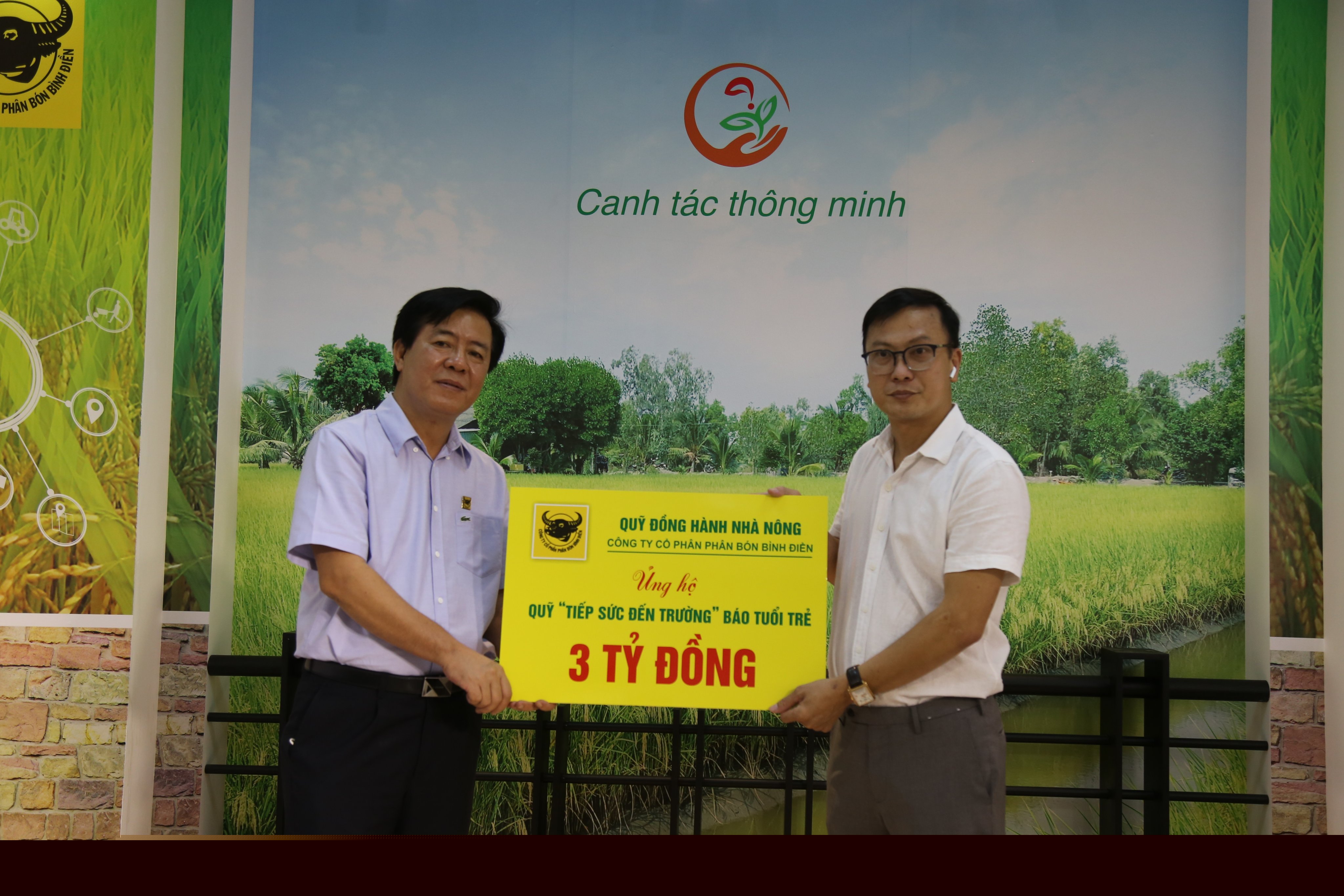 Đại diện báo Tuổi Trẻ (phải) tiếp nhận bảng ủng hộ cho chương trình Đại diện báo Tuổi Trẻ (phải) tiếp nhận bảng ủng hộ cho chương trình